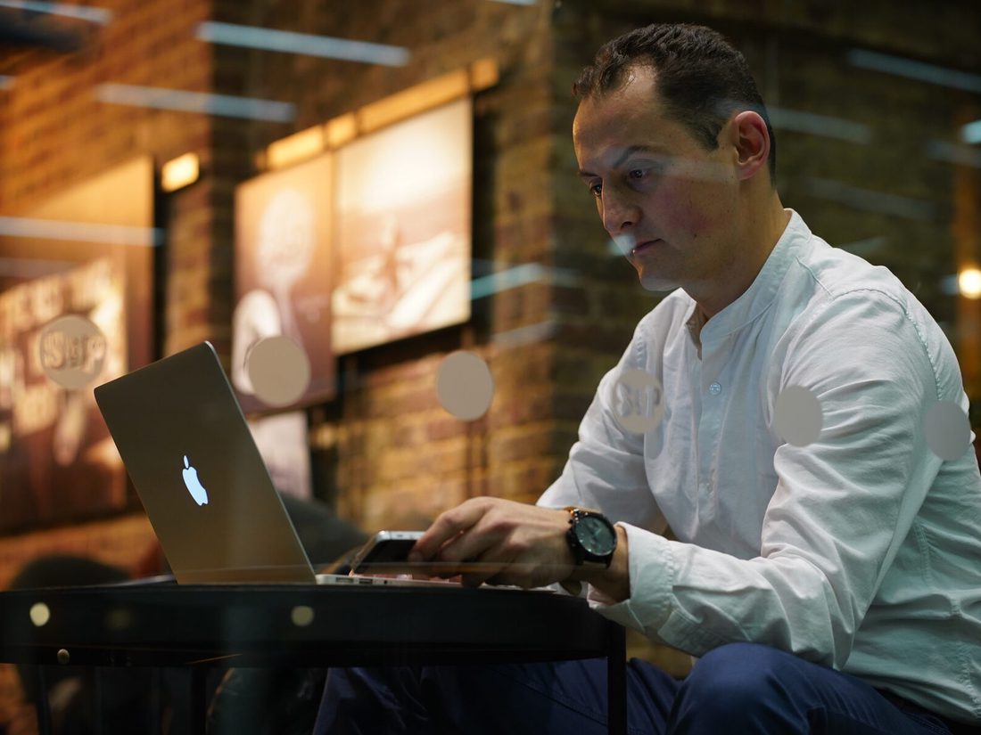 Beratungsgespräch am Laptop