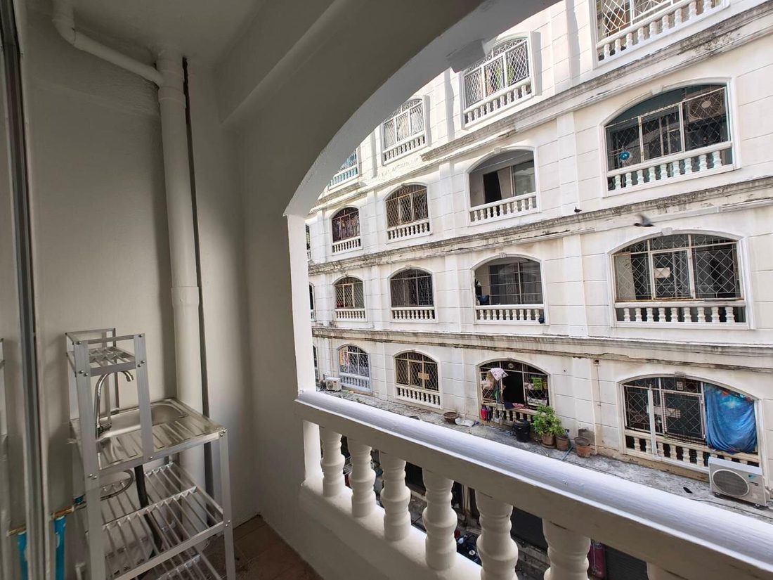 Blick vom Balkon auf das Nachbargebäude