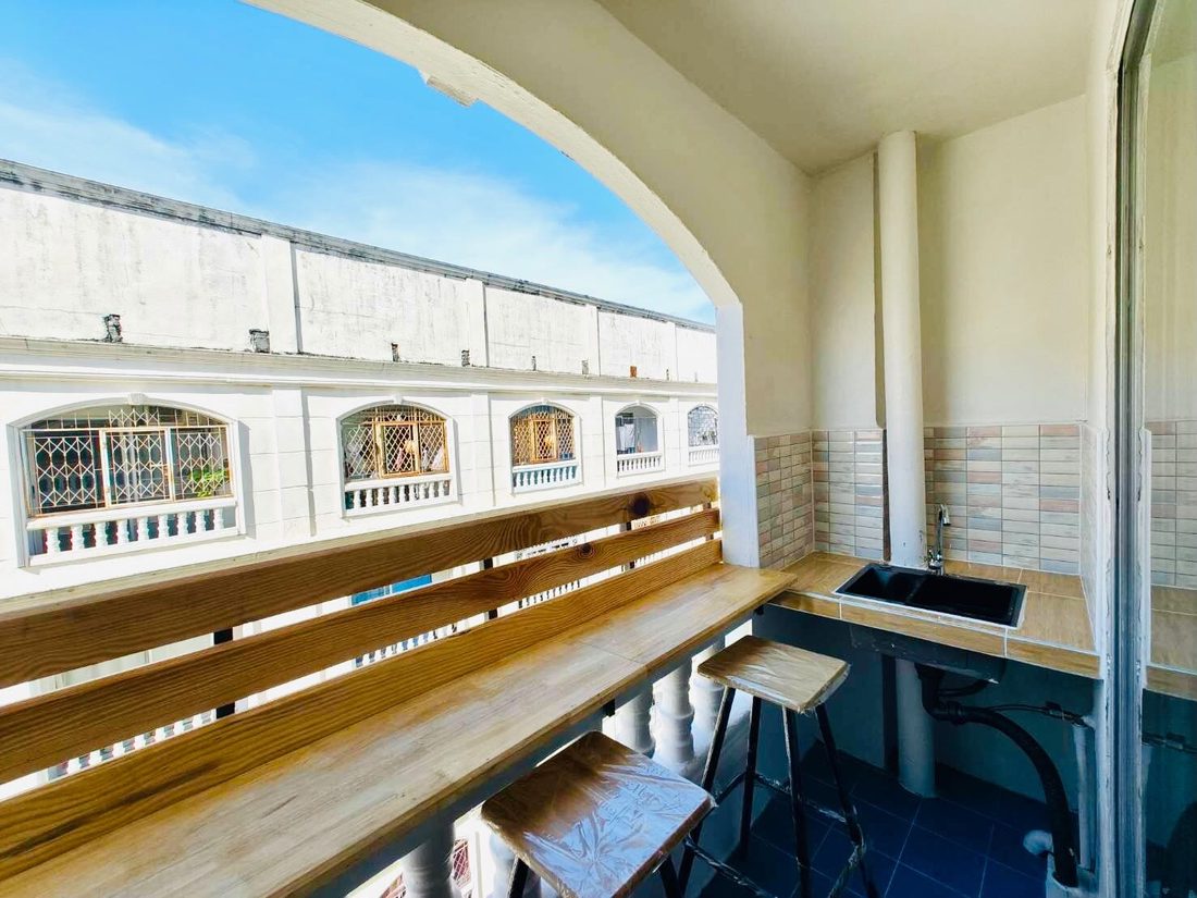 Balkon mit Bartresen, Hockern und Spüle