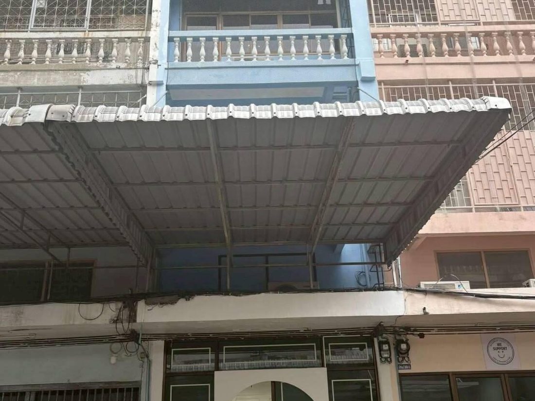 Wohn- und Bürogebäude in Phra Khanong