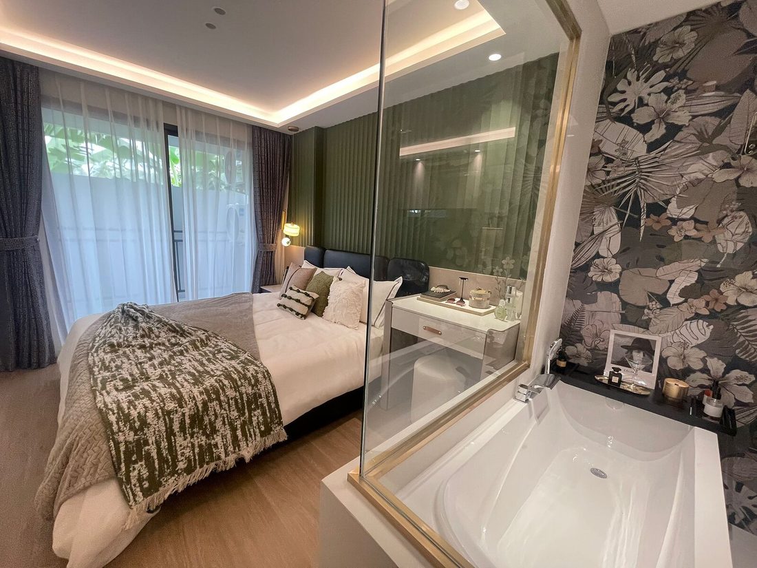 Schlafzimmer mit Badewanne hinter Glas