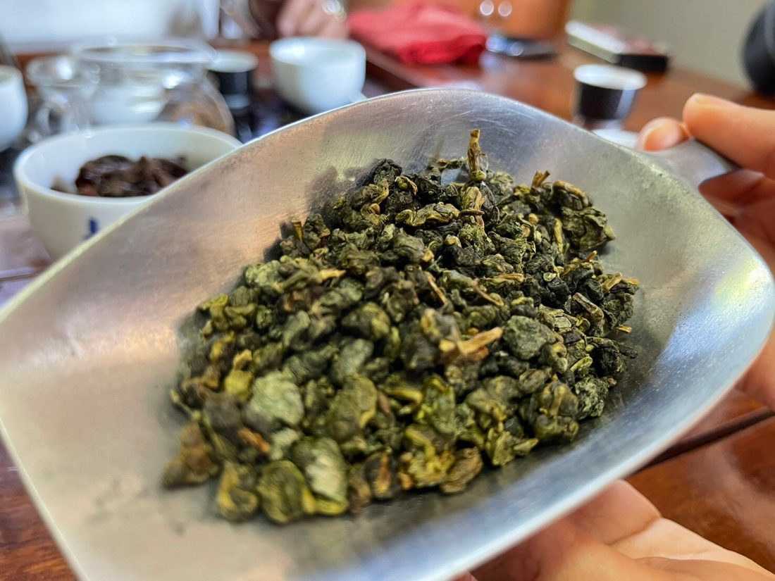 Gerollte Oolong-Blätter auf einer Schale