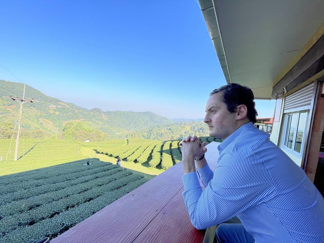 Burak Atalar an einer Teeplantage in Nordthailand
