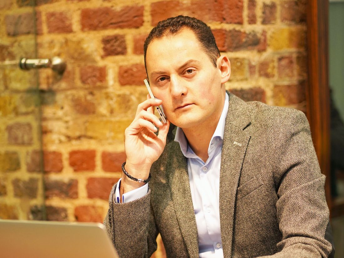 Burak Atalar am Telefon